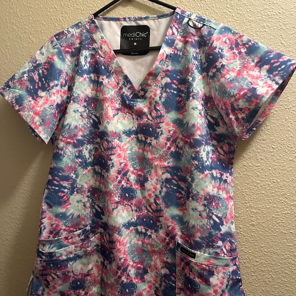mediChic prints, size medium new without tags, tie-dye scrub top